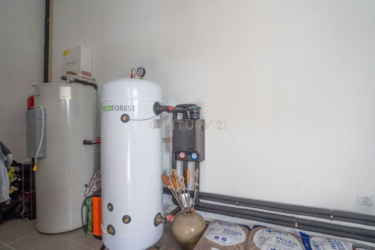 Moradia T4 de qualidade em estado novo com varanda coberta, piscina, terraço, jardim,canil,garagem dupla e vistas boas numa localização sossegada - Image 61