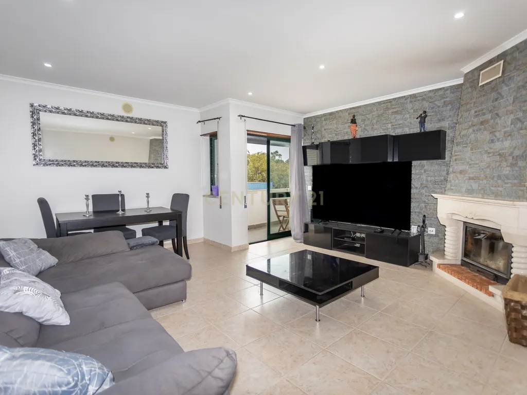 Apartamento T3 com Garagem e Arrecadação em Alhos Vedros - Image 4