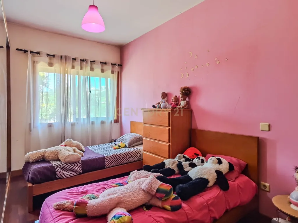 Apartamento T2 com Garagem e Arrumos — Coronado, São Mamede - Image 11