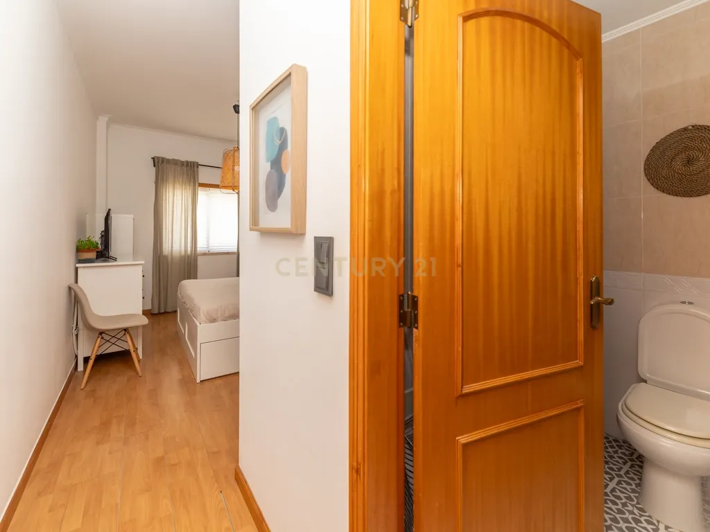 T2 Vila Nova de Caparica (Casalinho da Rosa) com 2 wcs e arrecadação - Image 17