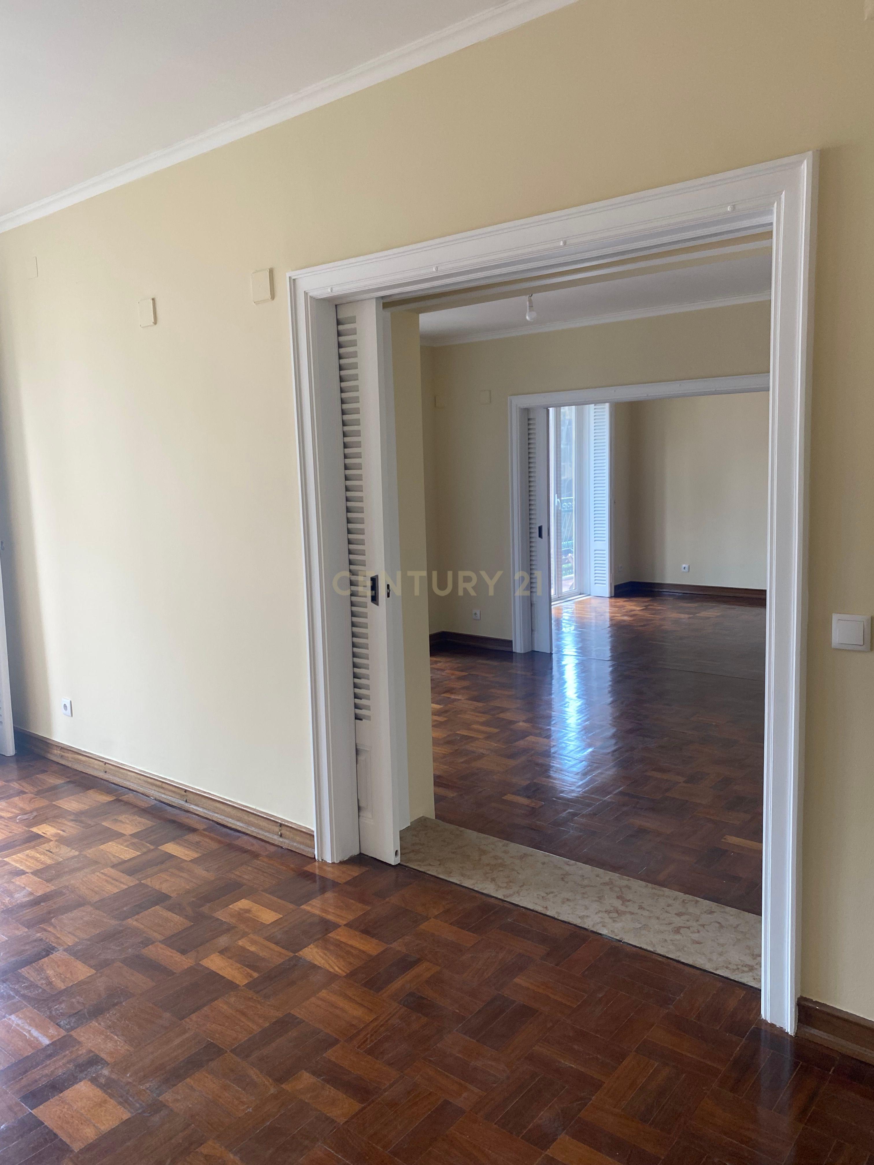 Apartamento  T5 Renovado -  Av Barbosa de Bocage - Image 5