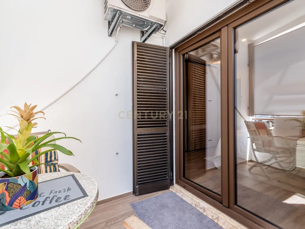 Apartamento T1 completamente remodelado com 2 varandas - Image 20