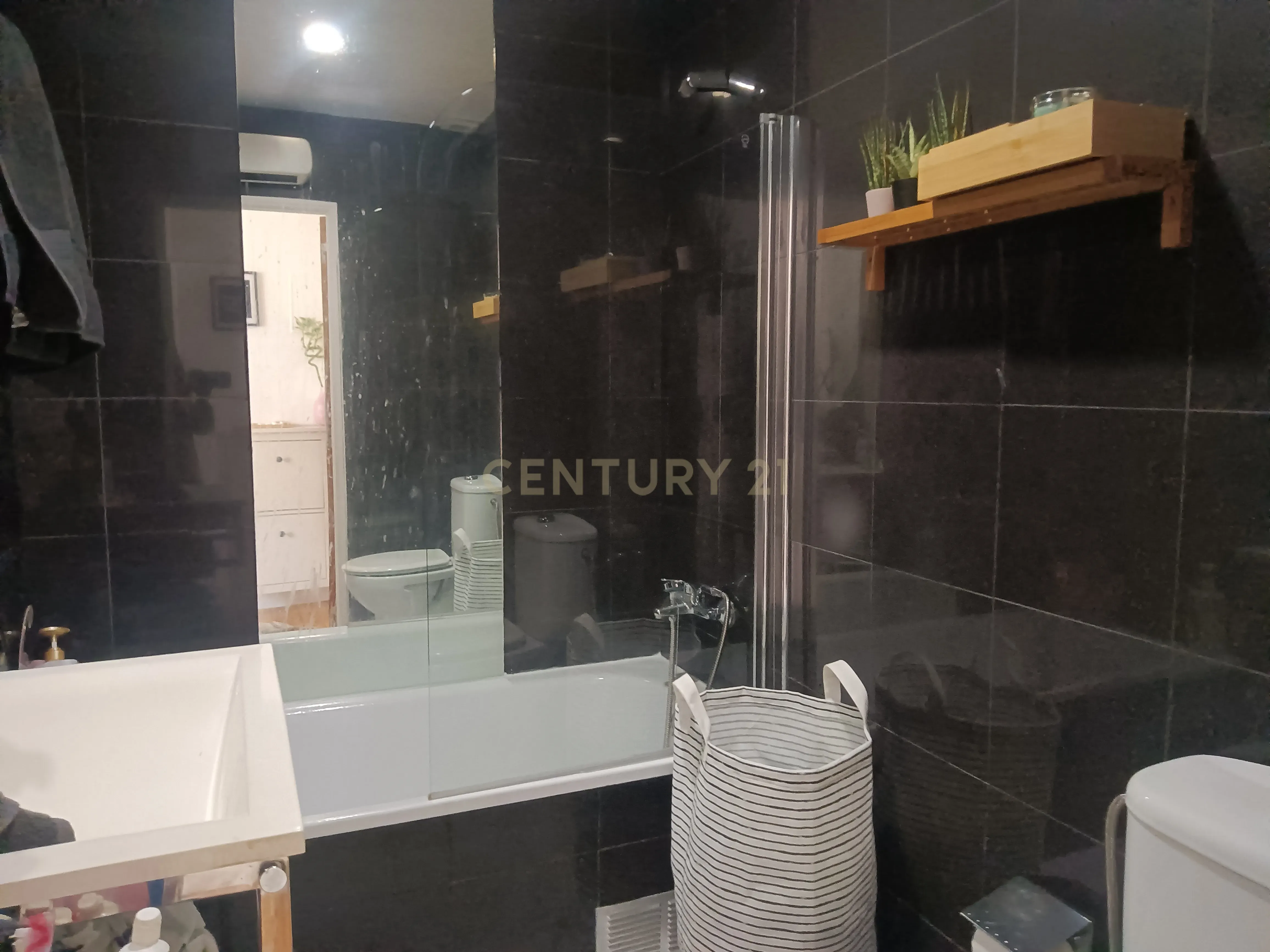 Apartamento T1 com terraço, perto de Santa Apolónia - Image 14