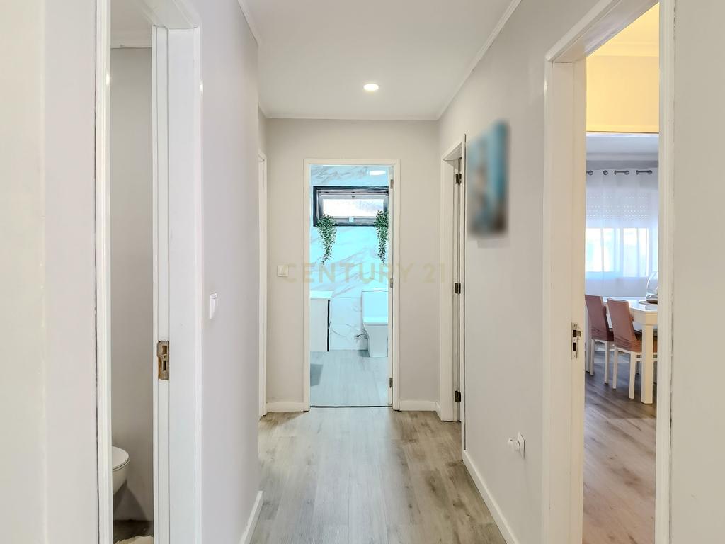 Apartamento T2, de 2 frentes, localizado em Rio Tinto, com Sótão e Garagem Box - Image 7