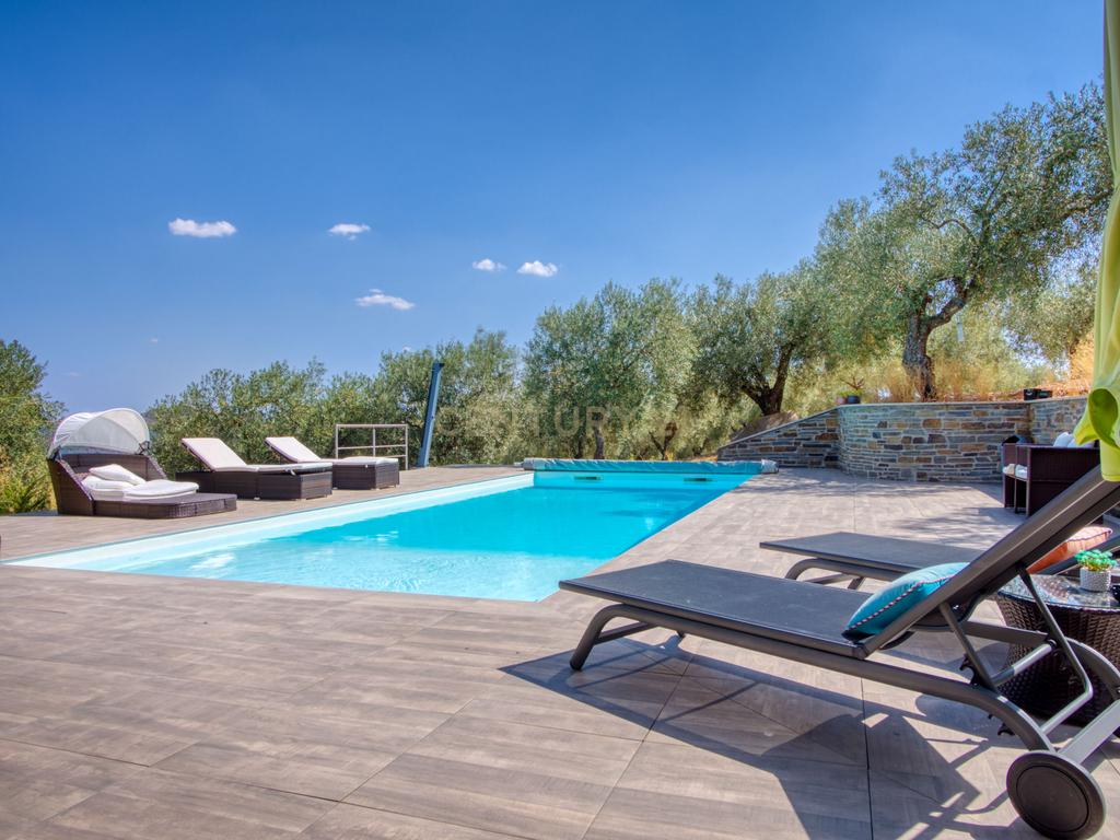 Moradia localizada na capital de distrito, no coração do Nordeste Transmontano. - Image 38