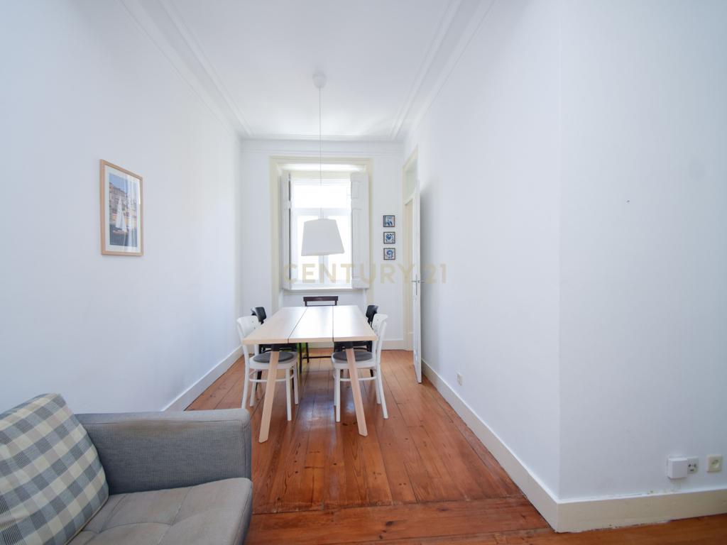 Apartamento T2+1 Renovado no Coração de Campo de Ourique - Image 3