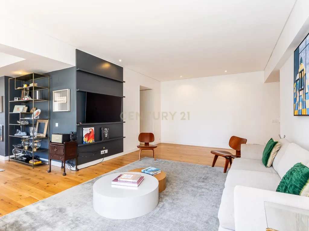 T3 Remodelado com Suite com closet e Parqueamento para Arrendamento em Algés/Miraflores - Image 2