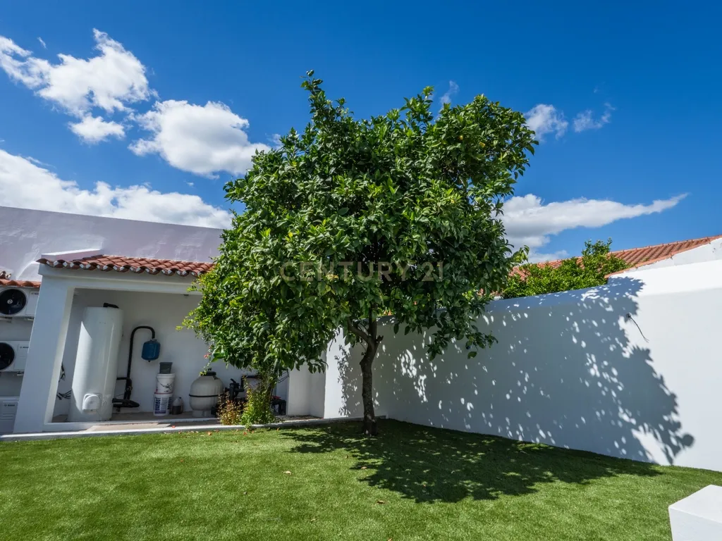 Moradia T2 Premium com Piscina, Suite e Acabamentos de Excelência - Image 37
