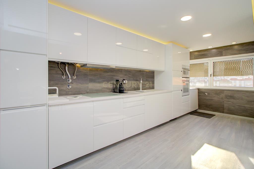 ARRENDA APARTAMENTO T2 -86 M2- COM ELEVADOR, EM MIRAFLORES, LINDA-A-VELHA - Image 2