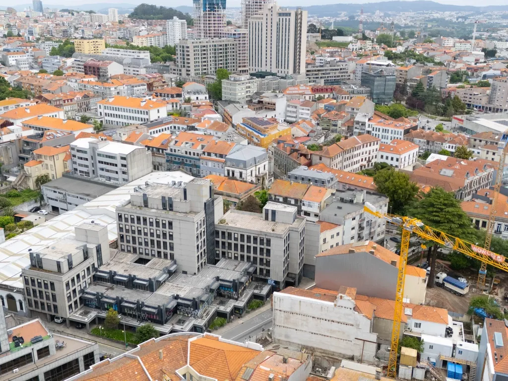 Prédio no centro do Porto com potencial construtivo. - Image 7