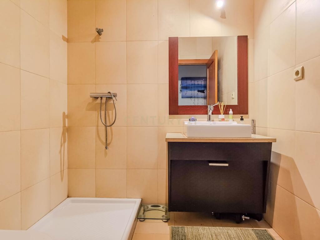 Apartamento T2 com Garagem e Arrumos — Coronado, São Mamede - Image 15