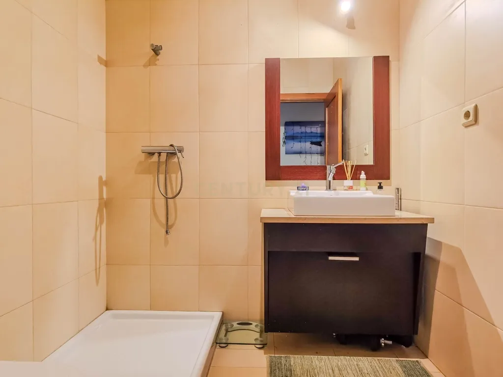 Apartamento T2 com Garagem e Arrumos — Coronado, São Mamede - Image 15