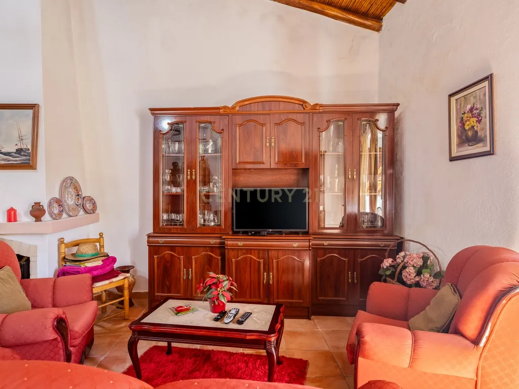 Encantadora Moradia com 7 Divisões em Parragil Loulé com Vista Campestre - Image 4