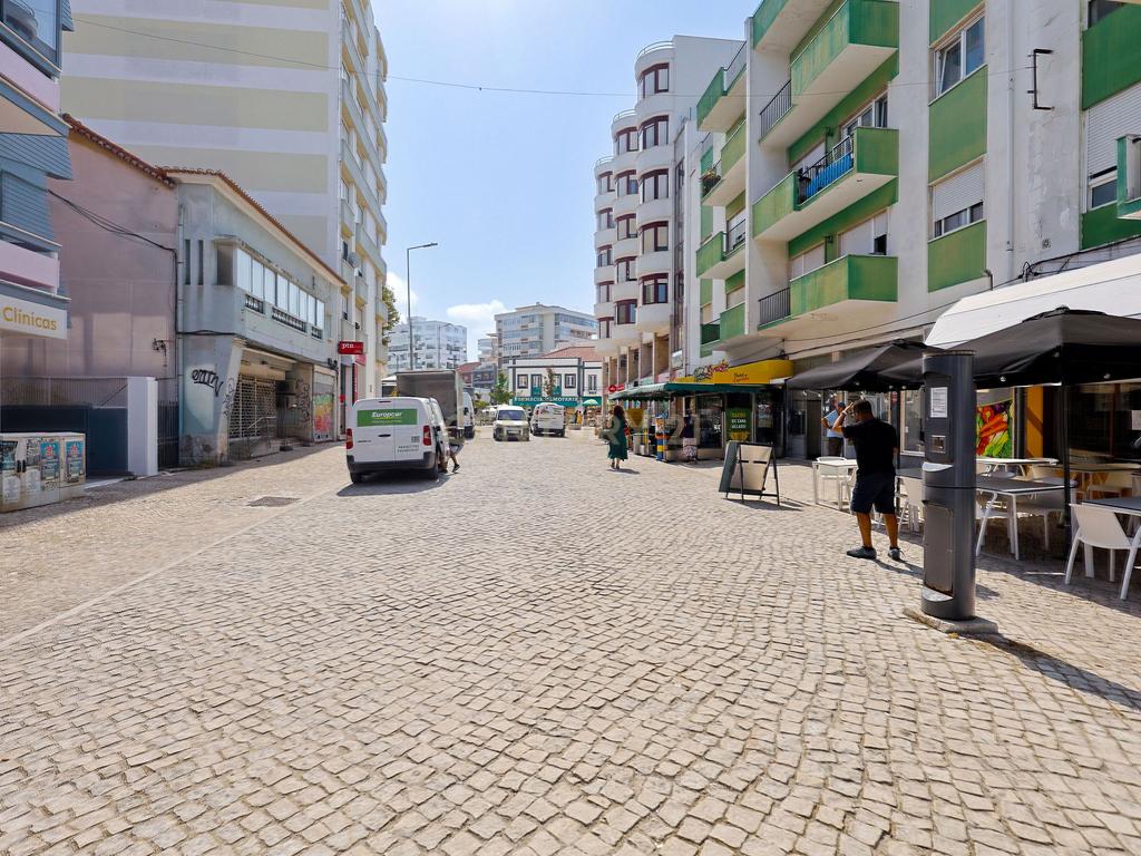 Apartamento T2, com Varanda e Terraço, Centro da Costa de Caparica. - Image 26