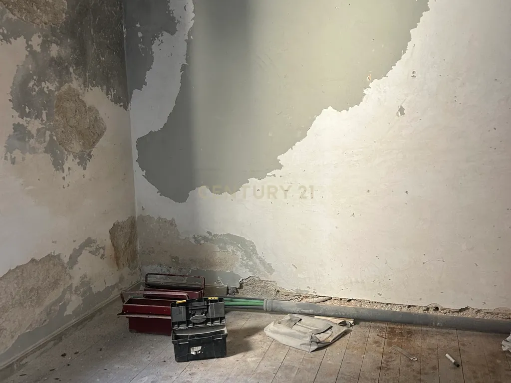 🔥 Moradia para Reabilitação no Porto | Estudo para 7/8 Apartamentos | Excelente Investimento - Image 9