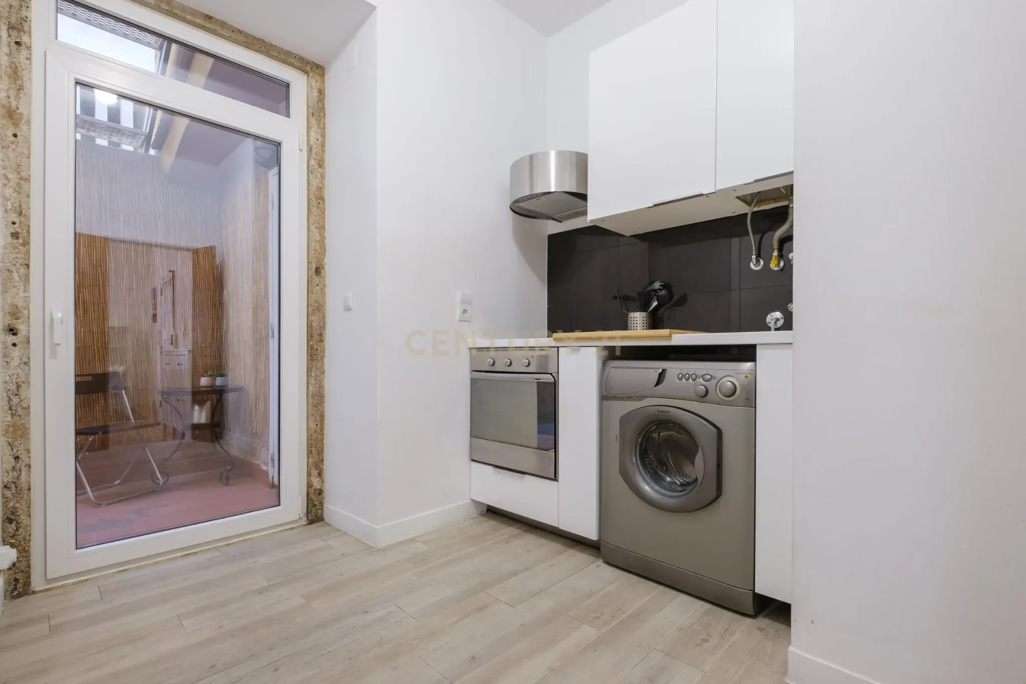 Apartamento T1 com terraço, perto de Santa Apolónia - Image 10