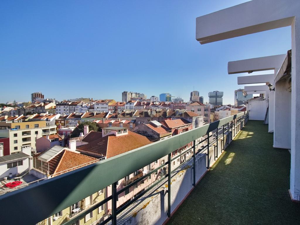 Apartamento T6 com Terraço e Vista 360º em Campolide - 314m² - Image 30