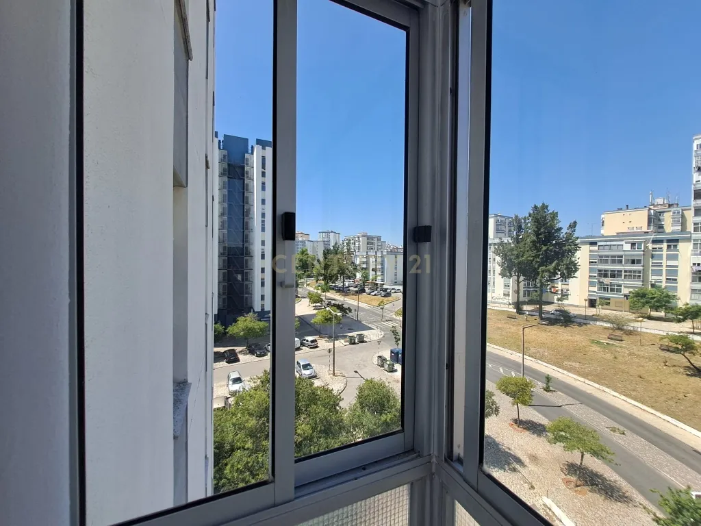 T2 Totalmente Remodelado em Almada | Luminosidade, Conforto e Localização Privilegiada - Image 11