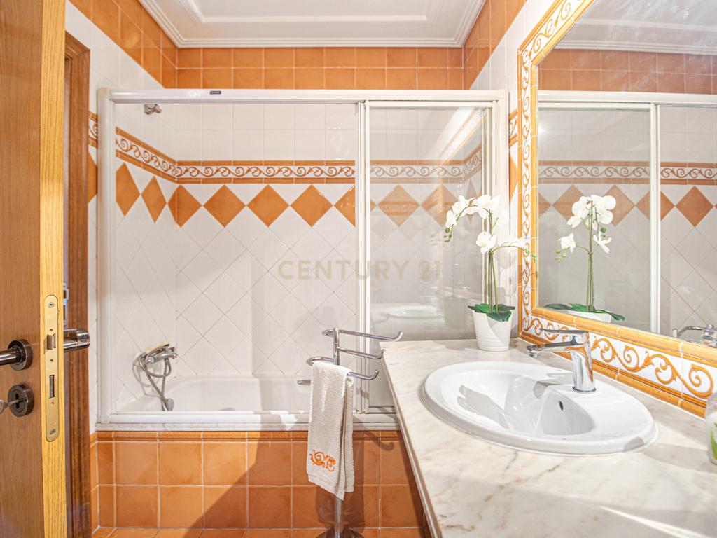 Apartamento T4 no Real Forte c/ 2 Box - Image 24