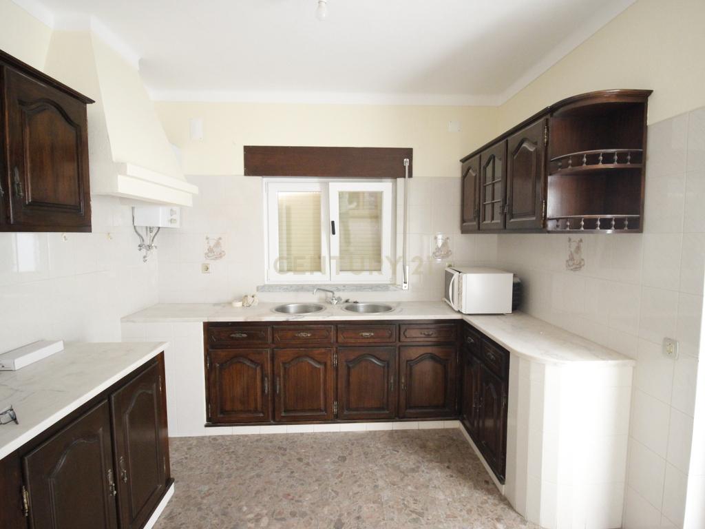Casa Renovada com 3 Quartos e Garagem em Vendas Novas para arrendamento - Image 2