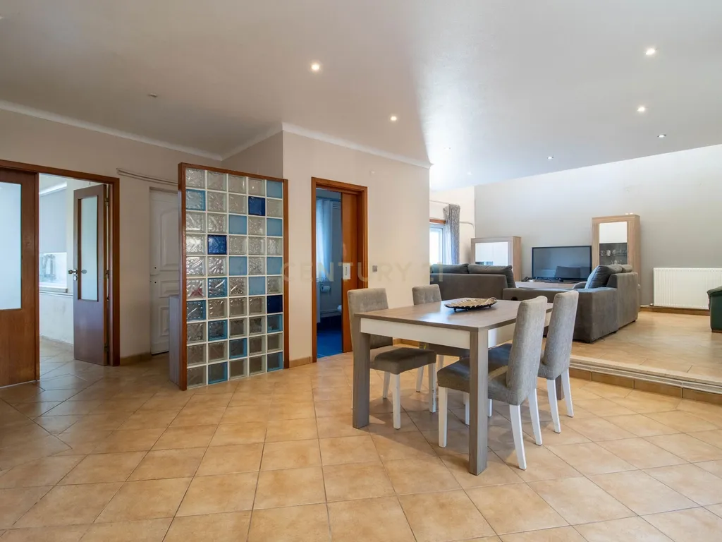 Moradia de arquitetura moderna no Juncal-Porto de Mós - Image 12