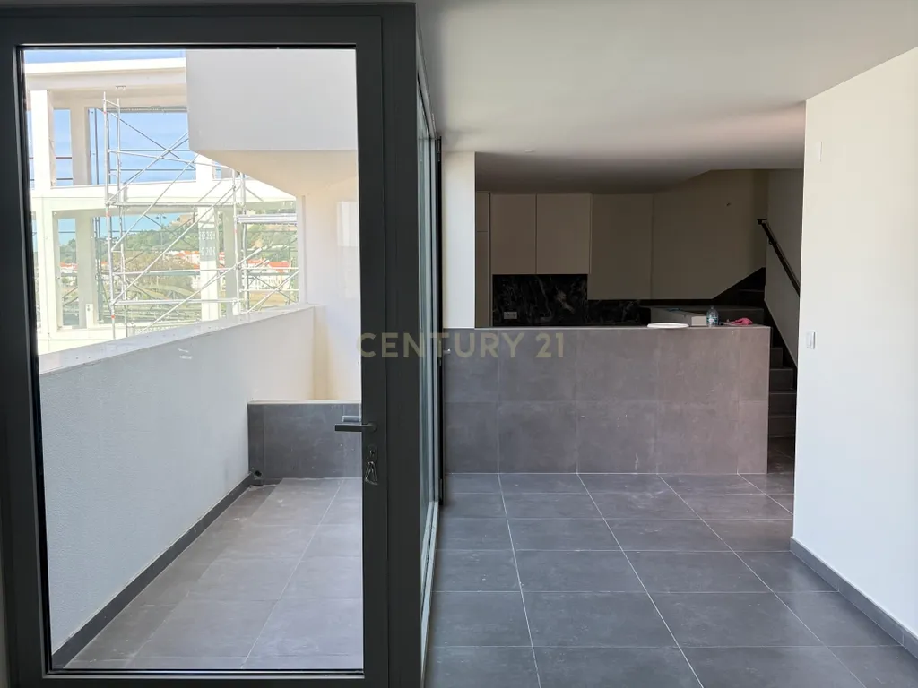 Apartamento Triplex T2 com Piscina Privada no Coração de Alcácer do Sal - Image 2
