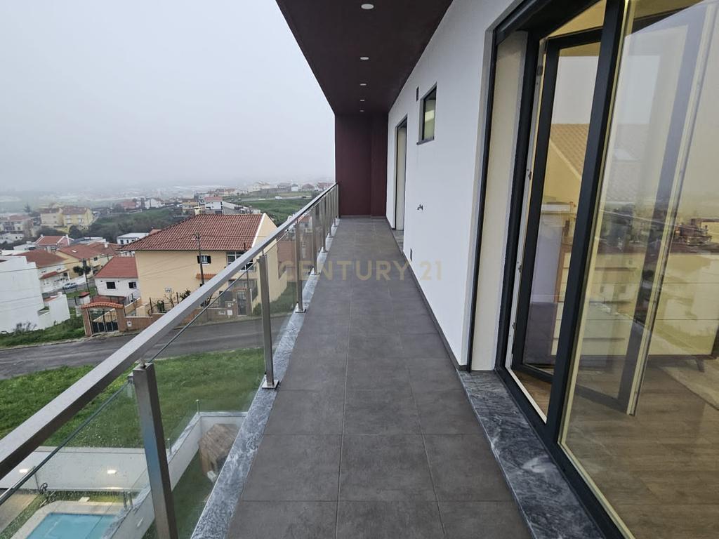Moradia T4+1 de Luxo em Famões – Elegância, Conforto e Localização Premium - Image 9