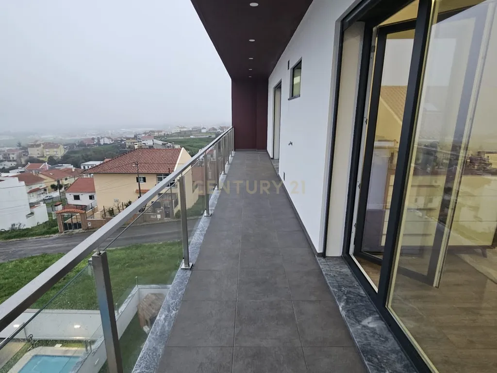 Moradia T4+1 de Luxo em Famões – Elegância, Conforto e Localização Premium - Image 9