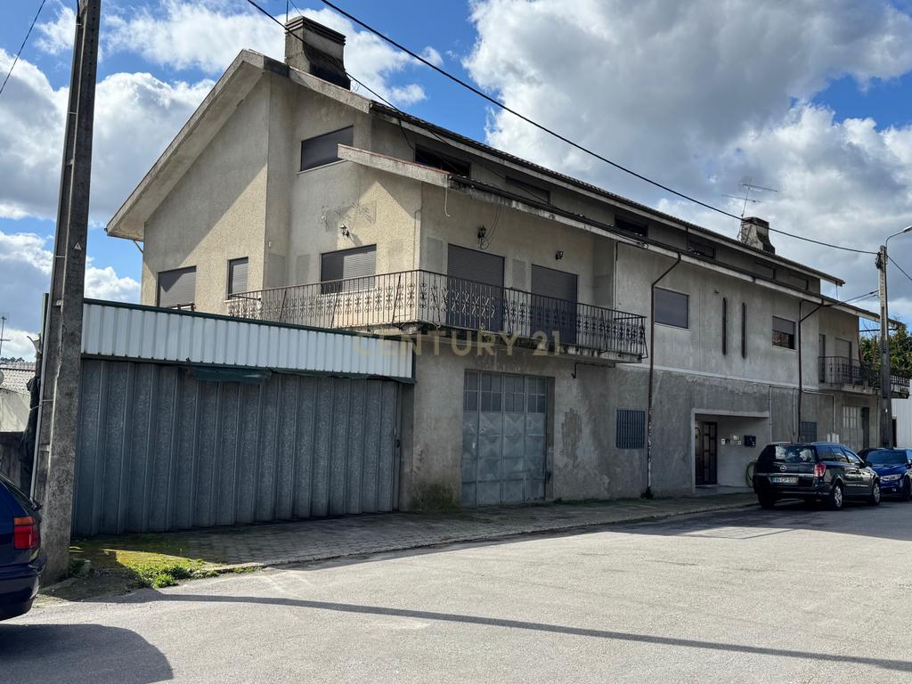 Prédio com 2 Apartamentos T3 e Armazém em Rebordosa | Potencial de Investimento - Image 2