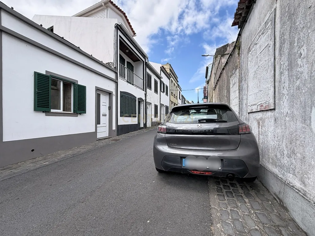 Moradia Geminada T2 no Centro de Ponta Delgada - Image 1