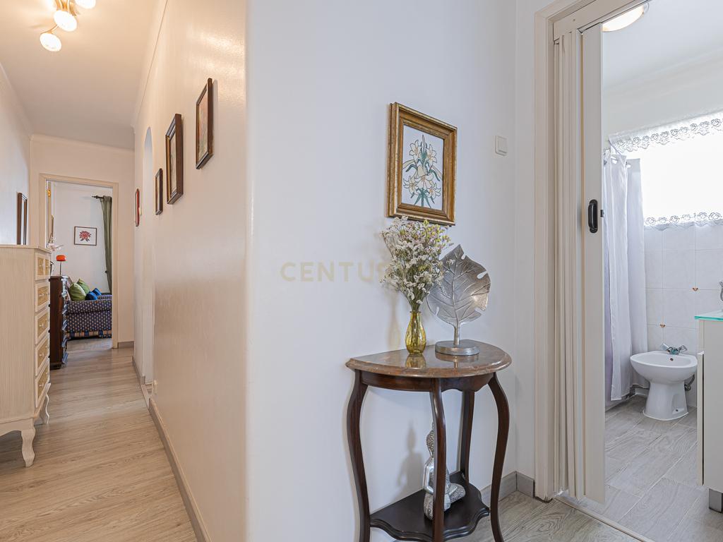 Apartamento T2 parcialmente renovado — Porto Salvo - Image 21