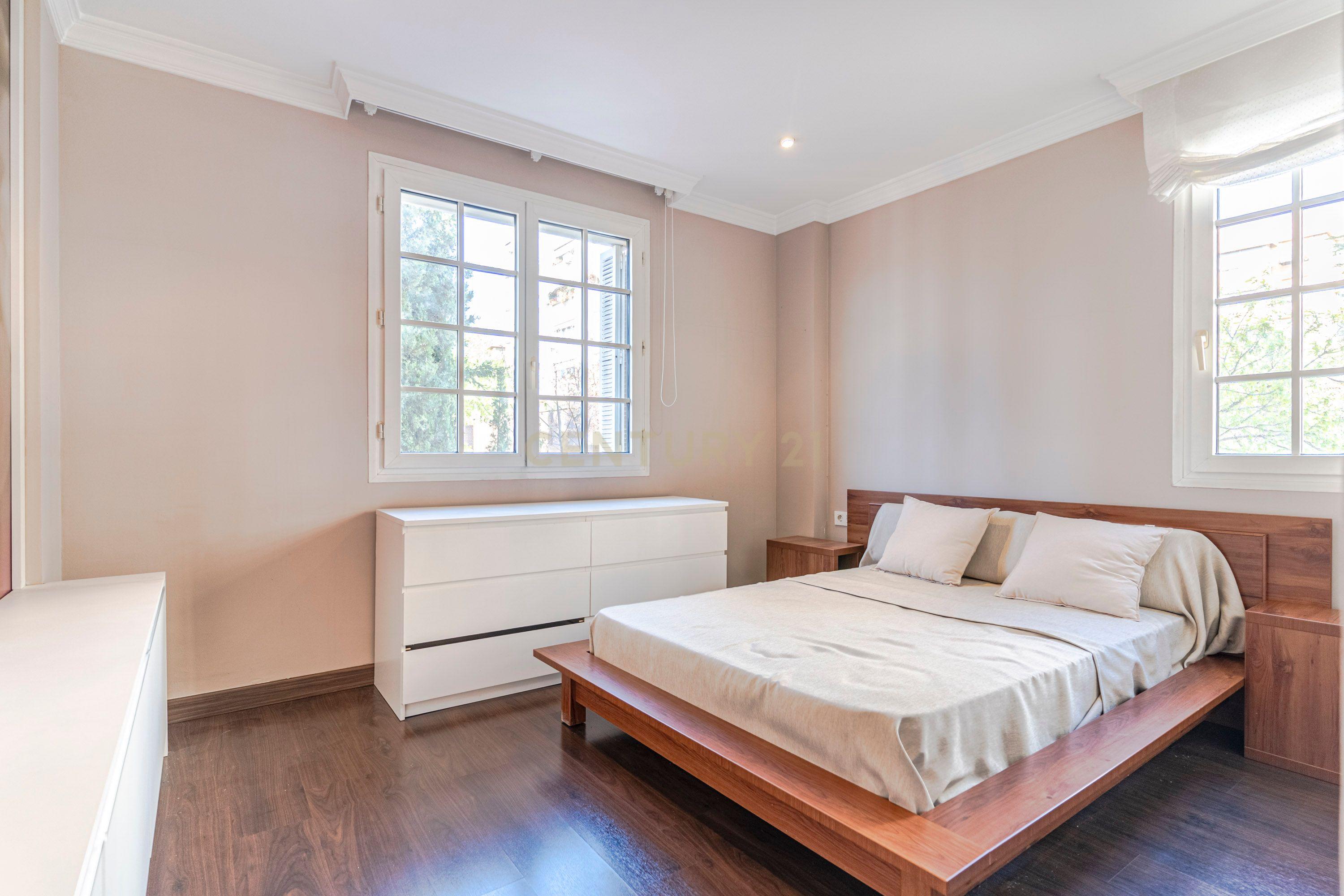 Apartamento Renovado em Granada com Garagem e Segurança - Image 13