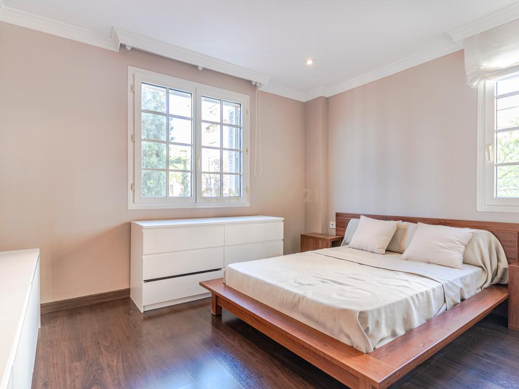 Apartamento Renovado em Granada com Garagem e Segurança - Image 13