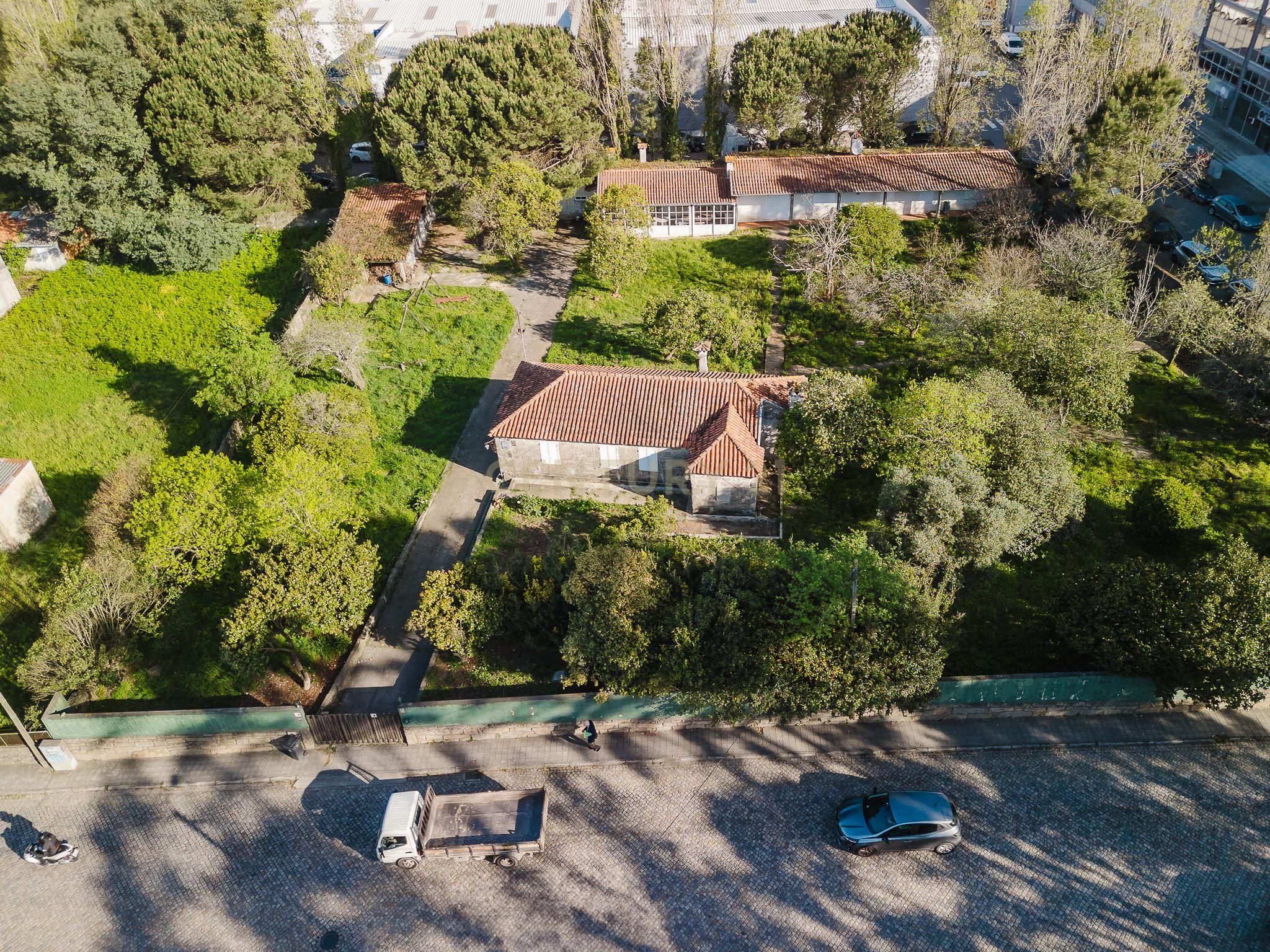 Propriedade Única com 2.400 m² na Maia — Grande Potencial de Rentabilidade - Image 1