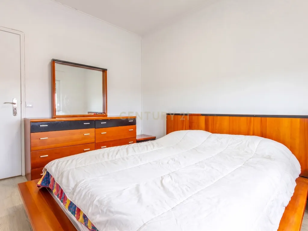 Excelente Apartamento de 4 Assoalhadas com Terraço e Sótão Independente na Quinta do Conde. - Image 15