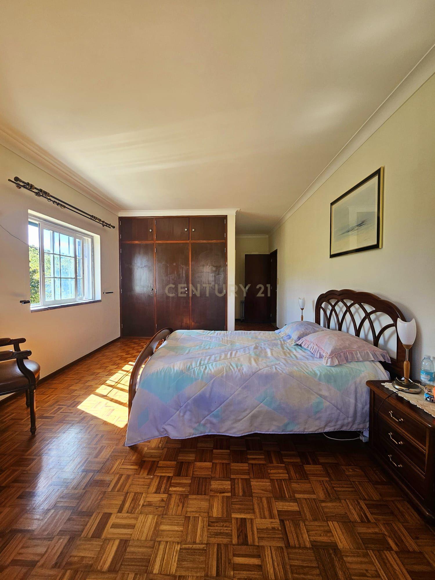 Moradia Unifamiliar T4 com Vista Desafogada e Grande Lote de Terreno na Quinta da Condessa - Image 33