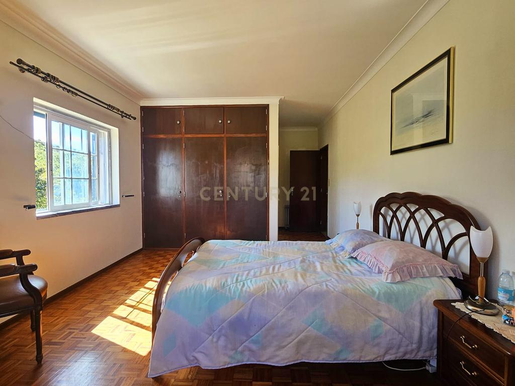 Moradia Unifamiliar T4 com Vista Desafogada e Grande Lote de Terreno na Quinta da Condessa - Image 33