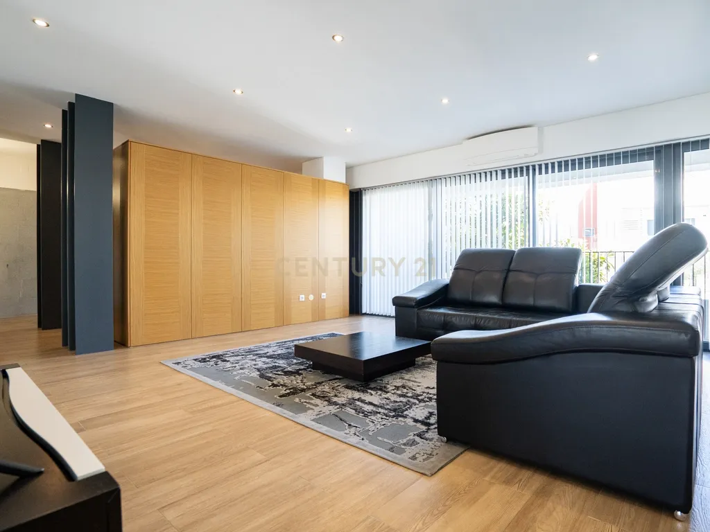 Moradia Contemporânea T4 em Santo António da Charneca - Barreiro - Image 1