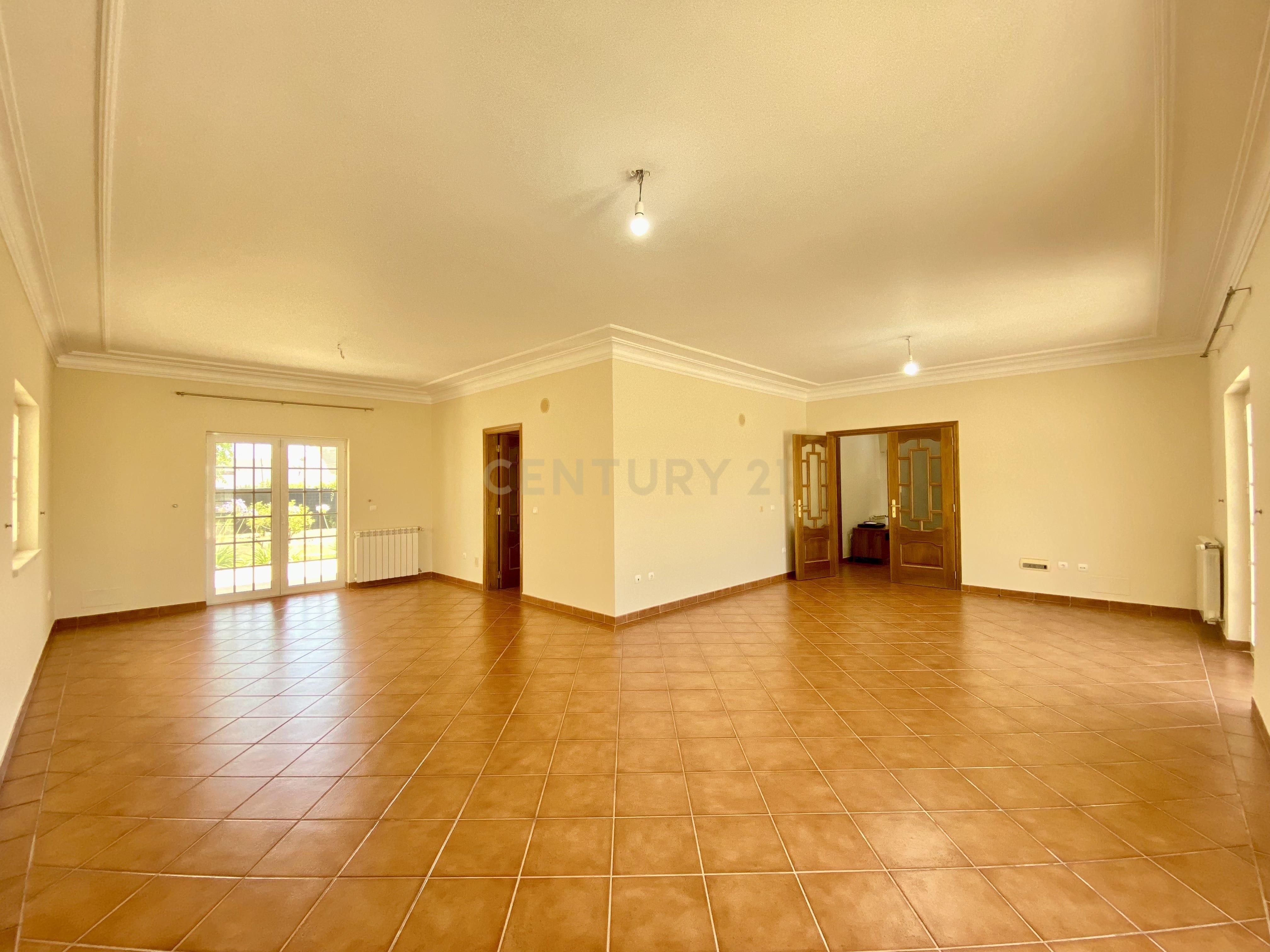 Moradia Térrea T4 na Moita com 3470m2 de Terreno - Image 2