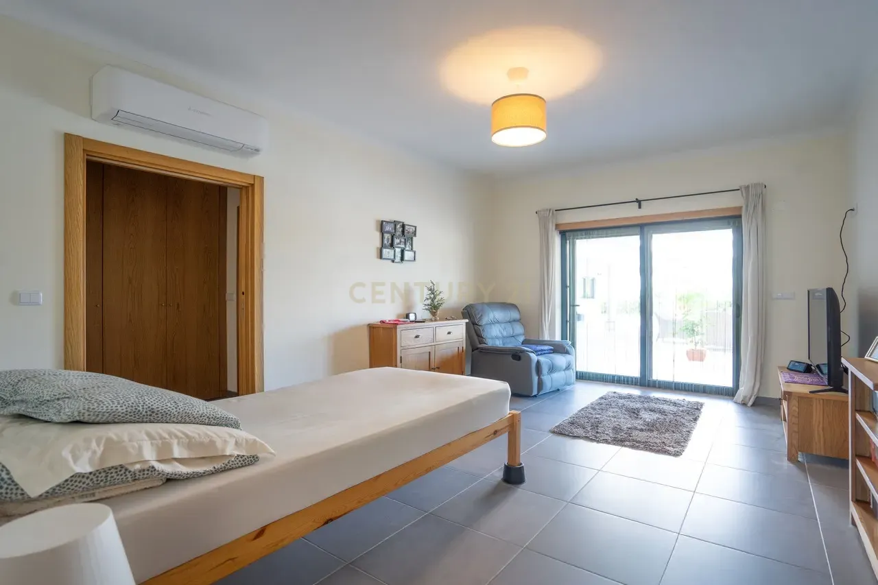 Moradia T4 de qualidade em estado novo com varanda coberta, piscina, terraço, jardim,canil,garagem dupla e vistas boas numa localização sossegada - Image 43