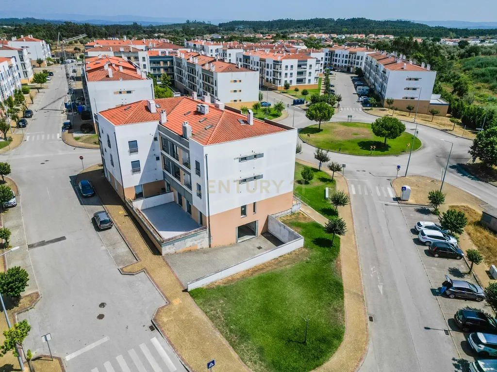 Loja passível de ser transformado em Apartamento T2 ou T3 com terraço privativo de Garagem - Image 3
