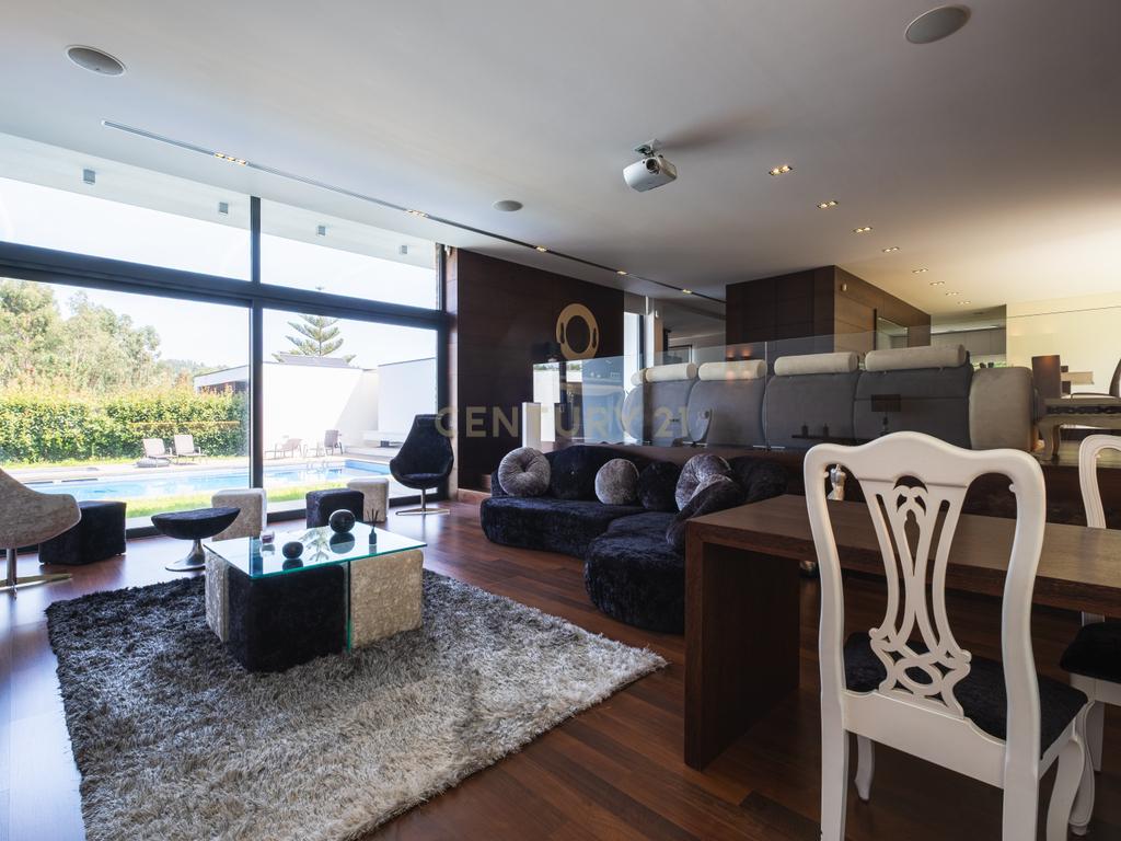 Luxuosa Moradia T4 com Piscina e Vista Panorâmica em Lousada - Image 23