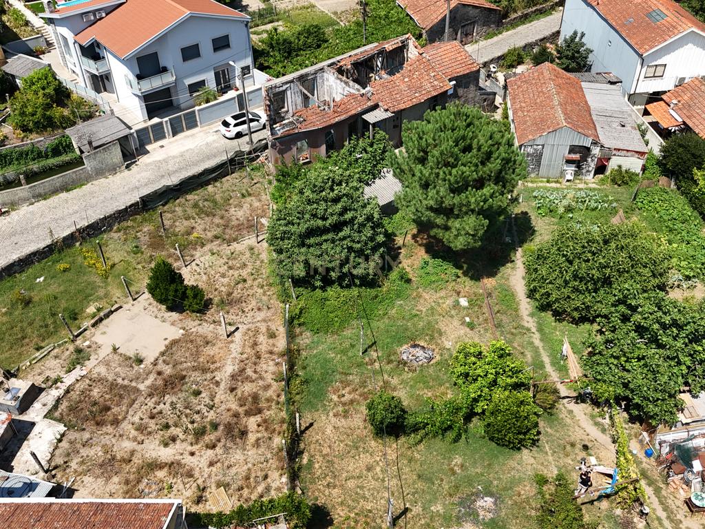TERRENO PARA CONSTRUÇÃO EM FÂNZERES | METRO | 1714M2 - Image 1