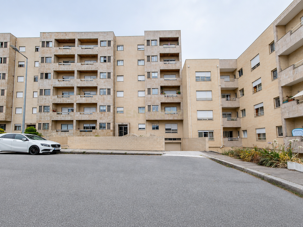 Apartamento T2+1 com Suite, Escritório, Varanda e Garagem | Senhora da Hora - Image 7
