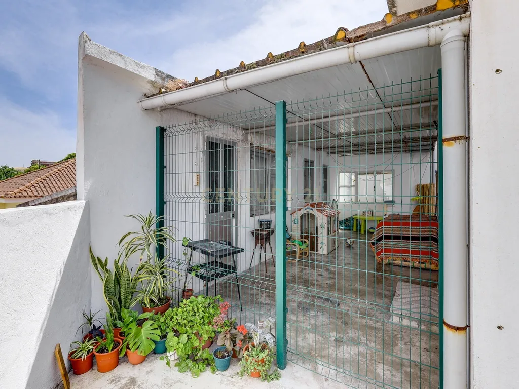 Moradia bifamiliar T4+1 em Pinheiro de Loures, com vistas desafogadas, jardim, pátio, varanda e terraço - Image 34
