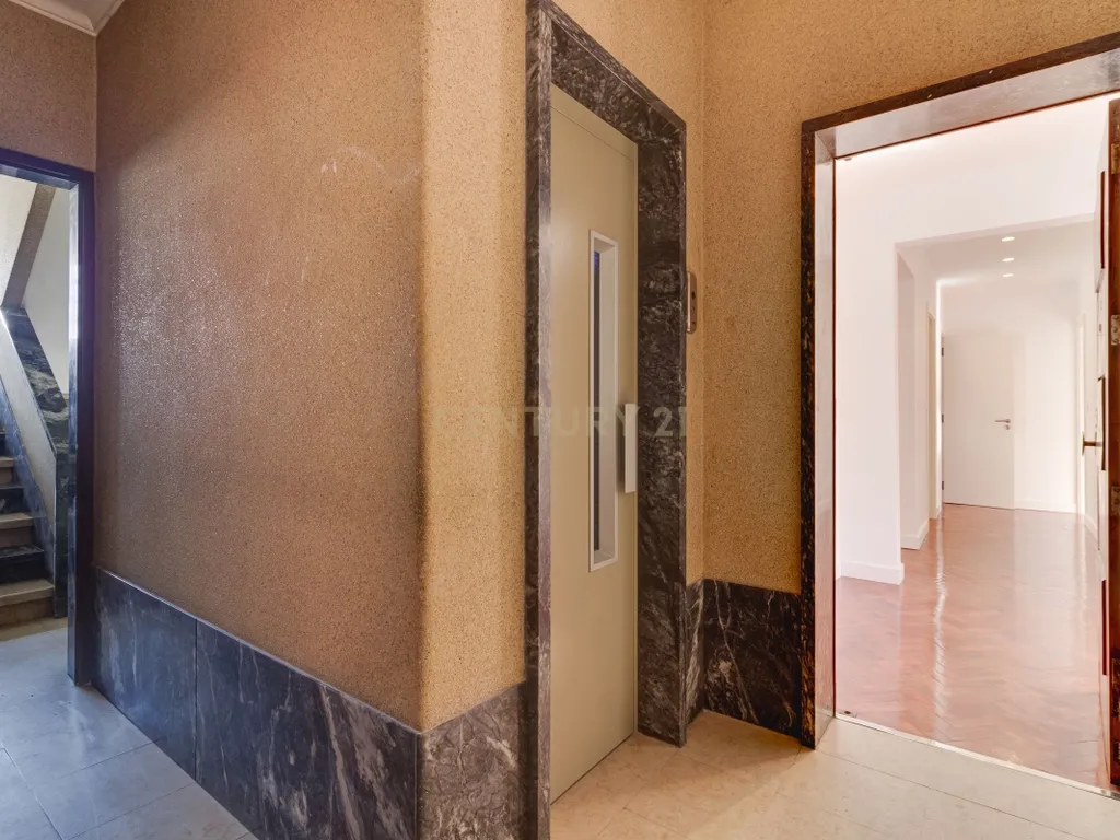 T3 TOTALMENTE RENOVADO COM VARANDA DE 21 m² NO CAMPO PEQUENO – LISBOA - Image 31