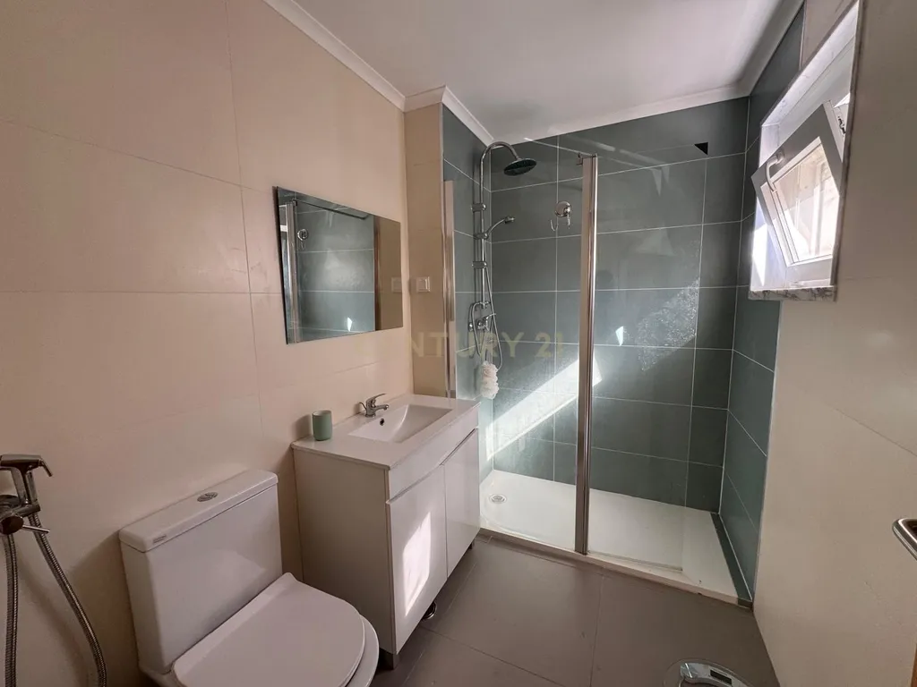 Apartamento T3 remodelado na zona do Parque Municipal - Image 15