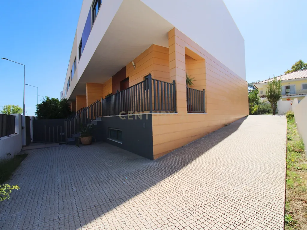 Moradia Contemporânea V3+1 Seixal - Image 4