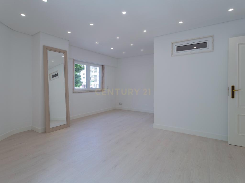 T2 Renovado na Buraca | Modernidade, Conforto e Excelente Localização - Image 16