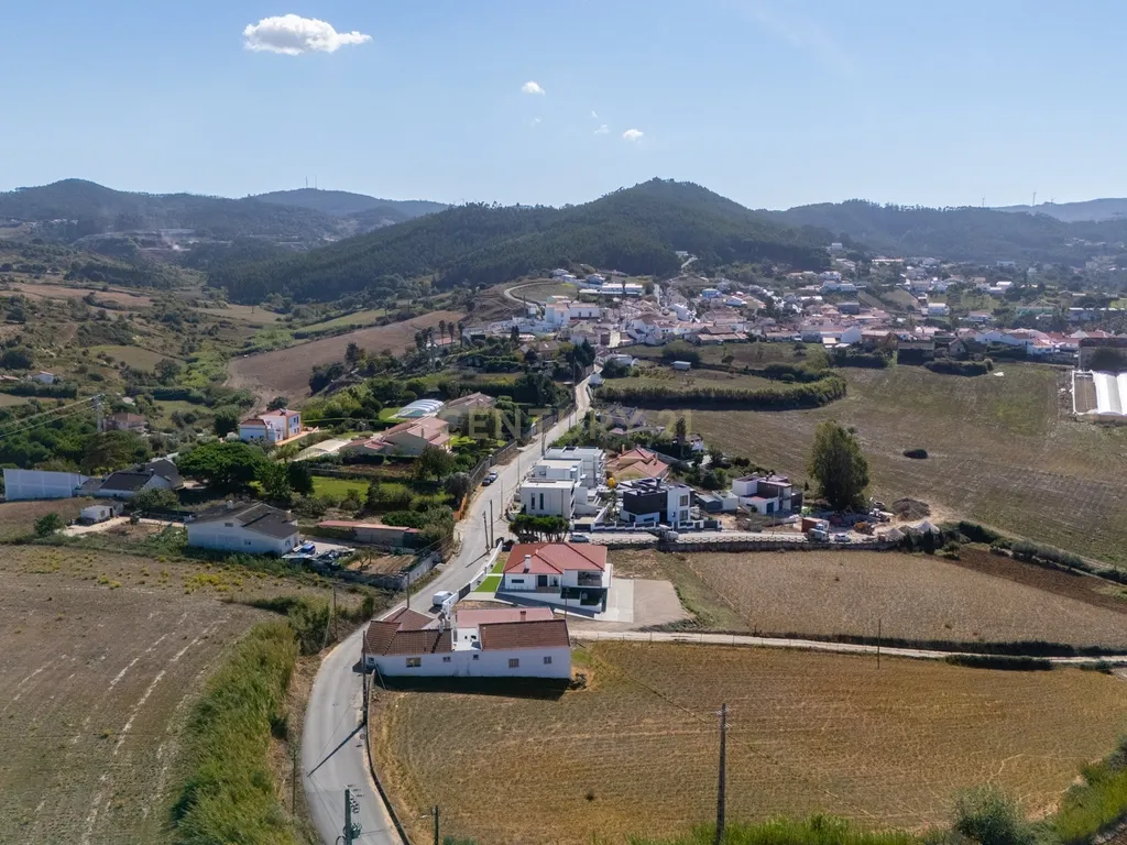Moradia T3+1 Nova: O Equilíbrio Perfeito Entre o Campo e a Cidade - Mafra - Image 34